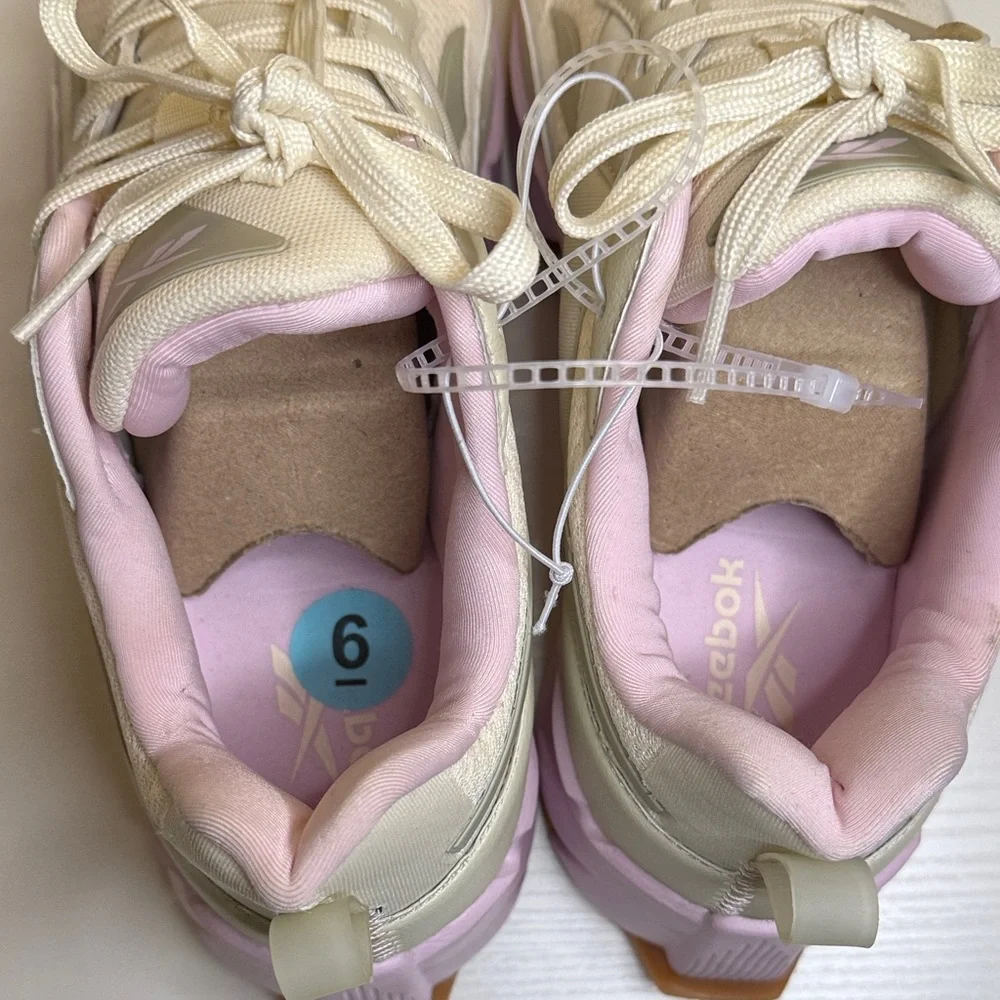 Reebok Vizome Big Girl  Cream and pink  Sneakers